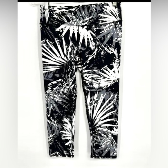 Fabletics Capri Small Black & White Women’s Salar Floral Legging NWT - Picture 5 of 5